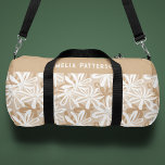Sac De Sport Modèle floral blanc Tan Tropical personnalisé<br><div class="desc">Tropical Tan White Floral Pattern Personnalisé Nom Duffle Bag Sac de sport Duffle Bag dispose d'un motif de fleurs tropicales moderne dans le bronzage élégant et blanc. Personnalisé avec votre nom. Faites un grand cadeau pour l'anniversaire, Noël, les vacances, la fête des mères et de retour à l'école. Parfait pour...</div>