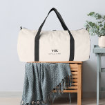 Sac De Sport monogramme de nom beige<br><div class="desc">Arrière - plan beige,  texte noir. Personnalisez et ajoutez vos initiales monographiques et votre nom complet.</div>