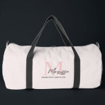 Sac De Sport Monogramme minimal initial et nom Pastel rose<br><div class="desc">Voyagez en style avec notre Monogramme Minimaliste Initial & Nom Pastel Pink Duffle Sac. Cet élégant sac à carreaux présente un design élégant personnalisé avec votre nom et votre initiale, mis contre un arrière - plan rose pastel doux. Parfait pour les séances de gym, les escapades de week-end ou l'usage...</div>