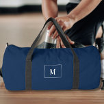 Sac De Sport monogramme personnalisé, bleu foncé partout<br><div class="desc">Une typographie simple et une couleur bleu marine moderne donnent à ce design une élégante facilité. Associez-vous à d'autres éléments de cette collection pour créer un ensemble correspondant.</div>