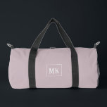 Sac De Sport monogramme personnalisé, mauve partout<br><div class="desc">Une typographie simple et une couleur mauve violet moderne donnent à ce design une élégante facilité. Ajoutez votre monogramme personnalisé pour créer un cadeau unique qu'ils aimeront pour Noël, Anniversaire ou toute occasion.</div>
