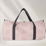 Sac De Sport monogramme rose simple femme moderne<br><div class="desc">Voici le Pink Monogram Simple Modern Women's Duffel Bag, un compagnon polyvalent conçu pour la femme active. Sa teinte rose poussiéreuse, ornée d'un monogramme de bon goût, allie simplicité et élégance moderne, ce qui en fait un choix élégant pour la salle de sport, la danse, le voyage ou tout sport....</div>