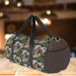 Sac De Sport Motif à queue rouge sur Brown<br><div class="desc">Voyagez ou dirigez-vous vers le gymnase avec ce grand sac en duffel branché qui présente l'image d'un faucon à queue rouge à l'allure féroce imprimé dans un motif extensible sur un arrière - plan marron avec un garnissage solide et marron sur les extrémités du sac.</div>