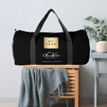 Sac De Sport Nom du logo de l'entreprise noire monogramme<br><div class="desc">Arrière - plan noir,  texte blanc et gris. Personnalisez et ajoutez le logo de votre entreprise,  votre prénom,  vos initiales monographiques et votre nom complet.</div>