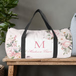 Sac De Sport Nom du monogramme personnalisé<br><div class="desc">Cette superbe couverture est ornée de grandes fleurs roses et aquarelles.</div>