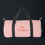 Sac De Sport Nom Mme Mariée personnalisée Pink Orange Script<br><div class="desc">Voyagez dans le style avec ce sac à duffle rose personnalisé avec le nom de la mariée en caractères orange gras. Parfait pour les futurs mariés, ce sac branché et pratique est idéal pour les fêtes de bachelorette, les douches nuptiales ou les voyages en lune de miel. La combinaison de...</div>