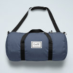 Sac De Sport Nostalgie américaine Classique Simple Minimal Bleu<br><div class="desc">Ce design classique de style nostalgique américain en bleu marine présente un emblème de style patch avec un nom monogramme et une bordure encadrée, avec un script manuscrit informel et une typographie de bloc moderne. Le texte peut être customisé avec votre nom pour un design aussi unique que vous êtes...</div>