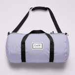 Sac De Sport Nostalgie américaine Classique Simple Minimal Lila<br><div class="desc">Ce design classique de style nostalgique américain en violet lilas présente un emblème de style patch avec un nom monogramme et une bordure encadrée, avec un script manuscrit informel et une typographie de bloc moderne. Le texte peut être customisé avec votre nom pour un design aussi unique que vous êtes...</div>