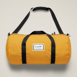 Sac De Sport Nostalgie américaine Classique Simple Minimal Must<br><div class="desc">Ce design classique de style nostalgique américain en jaune moutarde présente un emblème de style patch avec un nom monogramme et une bordure encadrée, avec un script manuscrit informel et une typographie de bloc moderne. Le texte peut être customisé avec votre nom pour un design aussi unique que vous êtes...</div>