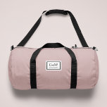 Sac De Sport Nostalgie Américaine Classique Simple Minimal Rose<br><div class="desc">Ce design classique de style nostalgique américain en rose vif présente un emblème de style patch avec un nom monogramme et une bordure encadrée, avec un script manuscrit informel et une typographie de bloc moderne. Le texte peut être customisé avec votre nom pour un design aussi unique que vous êtes...</div>