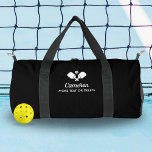 Sac De Sport Pagaies de Pickleball Nom personnalisé Texte perso<br><div class="desc">Le sac de pickleball parfait pour tous vos équipements - caractéristiques design croisé Pickleball Paddles, une balle et 2 lignes de texte personnalisé. Ajoutez votre nom, votre monogramme, votre nom d'équipe ou n'importe quel texte personnalisé. Parfait pour porter vos pagaies, balles, snack, bouteille d'eau, etc. Modifiez facilement les couleurs pour...</div>