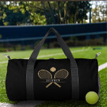 Sac De Sport Raquettes de tennis et nom personnalisé<br><div class="desc">Élevez-vous dans le style avec ce sac à dos de tennis personnalisé, conçu pour les athlètes qui veulent à la fois fonction et l'esprit. Doté d'un graphisme élégant et sportif de raquettes croisées et d'un ballon de tennis, ainsi que d'un espace pour customiser un nom, ce sac est le cadeau...</div>
