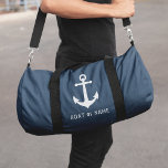 Sac De Sport Votre nom ou bateau Vintage Ancre nautique<br><div class="desc">Un sac de voyage à thème nautique avec votre nom personnalisé, nom de bateau, emplacement de navigation préféré ou autre texte souhaité dans une typographie moderne, pochoir. Ce design à la fois simple et élégant dispose d'une ancre de bateau personnalisée et texte en blanc mis en évidence par les sacs...</div>