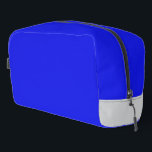 Sac de toilette Royal Blue Luxe<br><div class="desc">Print Cut Sew Toiletry Bag Que vous alliez à la salle de sport ou que vous fassiez un voyage de week-end, gardez vos articles de toilette organisés sans sacrifier votre style personnel avec notre kit Dopp Ce sac de voyage emblématique est en tissu robuste en polyester avec fermeture éclair, assurant...</div>
