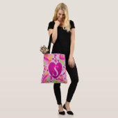 Sac d'école peint à cœur rose monogramme moderne (Sur le modèle)