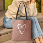 Sac en terre cuite personnalisé Chic Heart<br><div class="desc">Ce sac en terre cuite est personnalisé avec votre nom dans une police simple sur un grand cœur blanc. Idéal pour vous-même,  pour vos demoiselles d'honneur,  club de lecture,  cadeau de fin d'études,  cadeau d'anniversaire,  cadeau pour l'enseignant ou toute occasion. PLUS de couleurs dans notre magasin.</div>