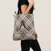 Sac fourre-tout à fond tartan monogrammé (De près)