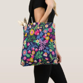 Sac fourre-tout avec motif floral sur fond noir (De près)