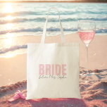 Sac fourre-tout de mariée | Futur personnalisé Nom<br><div class="desc">Cet élégant sac fourre-tout "Mariée" personnalisé est l'accessoire parfait pour toute future mariée ! Avec audacieux rose vif "BRIDE" lettrage et personnalisable "future Mme. [Nom]" script en dessous, c'est un cadeau chic et pratique pour les douches nuptiales, les week-ends de bachelorette, ou les essentiels de jour de mariage. Légère et...</div>