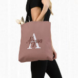 Sac fourre-tout de Monogramme Cinnamon élégant<br><div class="desc">Le Sac fourre-tout élégant Cinnamon Monogram avec un élégant arrangement de nom et monogramme initial sur un joli arrière - plan couleur cannelle. Le sac est facile à personnaliser en tapant le nom et l'initiale de votre choix dans le modèle de personnalisation en ligne avant de commander. Le texte se...</div>