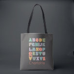SAC FOURRE-TOUT de nom personnalisé ABC Alphabet<br><div class="desc">Un design Alphabet coloré et rétro qui peut être personnalisé pour un enfant. Inspiré par les polices de caractères rétro et le design boho, cette couverture peut être personnalisée avec un nom, monogramme ou autre texte. Couleurs neutres pour le genre ; violet, vert, orange, jaune, turquoise, turquoise, gris, marron, crème....</div>