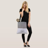 Sac fourre-tout en monogramme à texture chic (Sur le modèle)