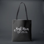 Sac fourre-tout Mariage Best Man | Script moderne<br><div class="desc">Votre Best Man adorera ce sac fourre-tout personnalisé ! Double face avec une police de script blanc tendance et tourbillonnant, le sac contient également deux lignes de texte personnalisé - ajoutez le nom du meilleur homme, la date du mariage, l'emplacement, etc. Modifiez la couleur arrière - plan pour qu'elle corresponde...</div>