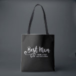 Sac fourre-tout Mariage Best Man | Script moderne<br><div class="desc">Votre Best Man adorera ce sac fourre-tout personnalisé ! Double face avec une police de script blanc tendance et tourbillonnant, le sac contient également deux lignes de texte personnalisé - ajoutez le nom du meilleur homme, la date du mariage, l'emplacement, etc. Modifiez la couleur arrière - plan pour qu'elle corresponde...</div>