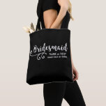Sac fourre-tout Mariage d'épouses | Script Fun Swi<br><div class="desc">Vos Bridesmaids vont adorer ce sac fourre-tout personnalisé ! Double face, Une police de script et tourbillon tendance amusante est positionnée au-dessus de deux lignes de texte personnalisé - ajoutez le nom de votre servante, la date du mariage, l'emplacement, etc. Modifiez la couleur arrière - plan pour qu'elle corresponde à...</div>
