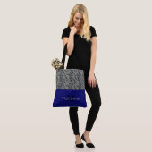 Sac fourre-tout monogramme texturé élégant (Sur le modèle)