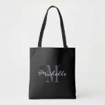 sac fourre-tout monographique noir et blanc glamou<br><div class="desc">sac fourre-tout monogramme noir et blanc glamour. Design monogrammé élégant avec typographie de script pour nom personnalisé. Ajoutez votre propre lettre initiale personnalisée. La fête classique privilégie le cadeau pour mariage chic, anniversaire chic, anniversaire, bachelorette, fiançailles, week-end de filles, douche nuptiale etc. Couleur de arrière - plan personnalisable. Accessoires tendance...</div>