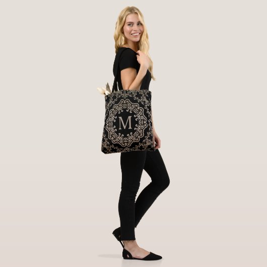Sac fourre-tout Motif Monogram Gold Filigree (Sur le modèle)