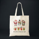 Sac fourre-tout | Noël père Noël, Snowman & Pengui<br><div class="desc">Célébrez la saison avec ce joyeux sac fourre-tout de personnages de Noël! Avec un collage d'aquarelle festif du Père Noël, un bonhomme de neige, des pingouins ludiques et des cadeaux, et le message "Le Père Noël vous apporte un cadeau !", cette fourre-tout en toile est pleine d'esprit de vacances. Idéal...</div>
