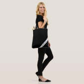 Sac fourre-tout noir et blanc avec nom en bande di (Sur le modèle)