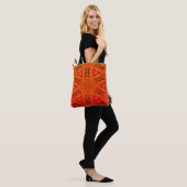 Sac fourre-tout orange à conception de batik (Sur le modèle)