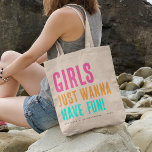 Sac fourre-tout pour enterrement de vie de jeune f<br><div class="desc">Sac fourre-tout amusant et tendance pour enterrement de vie de jeune fille. Le design comporte le texte 'GIRLS JUST WANNA HAVE FUN',  le nom de la mariée et l'année.</div>