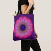 Sac fourre-tout rose à impression de mandala tout (De près)