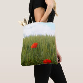 Sac fourre-tout sur-impression dans un champ de bl (De près)