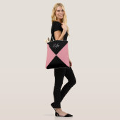 Sac fourre-tout triangle abstrait noir et rose cor (Sur le modèle)