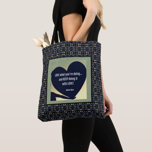 Sac LOVE Ce Que Vous Faites Tote par Adiela Akoo (De près)
