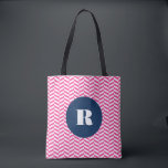 Sac Monogramme Motif à Herringbone rose chaud<br><div class="desc">Monogramme moderne et élégant sur tout le sac fourre-tout imprimé avec motif en épine rose chaude avec étiquette bleue marine. Ce sera parfait comme un cadeau personnalisé. Ce design est disponible dans une variété de couleurs et de produits.</div>