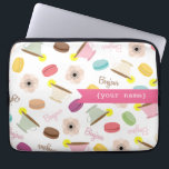 Sac personnalisé orienté de l'électronique de<br><div class="desc">Un sac de l'électronique comportant des illustrations des fleurs françaises roses d'anémone,  des tasses de thé,  des macarons français,  et du "bonjour !" Personnalisez avec votre nom sur l'avant.</div>