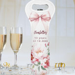 Sac Pour Bouteilles De Vin Fête d'anniversaire aux fleurs roses de bow<br><div class="desc">Un arrière - plan blanc. Décoré d'un grand arc et de fleurs roses. Personnalisez et ajoutez un nom et une année/un texte.</div>