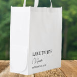 Sac Réutilisable Accueil de mariage personnalisé<br><div class="desc">Voici notre Sac fourre-tout de Merci de bienvenue de mariage personnalisé, un mélange parfait d'élégance moderne et de simplicité. Conçu dans une esthétique minimaliste, ce fourre-tout polyvalent est un cadeau idéal pour vos invités mariages ou votre fête de mariage. Que vous soyez à la recherche d’une expérience de bienvenue mémorable,...</div>