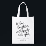 Sac Réutilisable Amour, Rire & Heureusement Jamais Après Mariage Fa<br><div class="desc">Célébrez le début de votre bonheur à jamais avec ces sacs fourre-tout modernes de mariage ou d'accueil mariage. Design pliant léger en noir et blanc chic caractéristiques "à aimer,  rire et heureux toujours après" dans la typographie script avec vos noms et date mariage en dessous.</div>