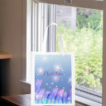Sac Réutilisable Boho Chic Pastel Plumes violettes rose Étincelles<br><div class="desc">Belle conception de sacs d'épicerie réutilisables personnalisés avec des plumes pastel violet et rose et des étincelles sur un arrière - plan dégradé bleu. Le texte est entièrement personnalisable. Pour le modifier, utilisez l'option Personnaliser. Pour d'autres modifications, telles que les modifications apportées à la police, à la couleur de police...</div>