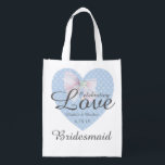 Sac Réutilisable Célébration de l'amour Romantique Bleu Coeur d'hon<br><div class="desc">Design romantique traditionnel. Un joli motif de coeur bleu avec un arc blanc dentelé sur le dessus. Celebrating Love est écrit sur le coeur et l'arc. Puis la mariée et le marié prénoms avec la date du mariage. Le titre de la servante est écrit ci-dessous. Tout le texte peut être...</div>