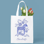 Sac Réutilisable Cheval de Dala suédois personnalisé<br><div class="desc">Un joli Dala Horse suédois traditionnel en bleu et blanc avec typographie script. Modifiez le nom pour personnaliser. Art original de Nic Squirrell.</div>