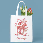 Sac Réutilisable Cheval de Dala suédois personnalisé<br><div class="desc">Un joli Dala Horse suédois traditionnel en rouge et blanc avec typographie script. Modifiez le nom pour personnaliser. Art original de Nic Squirrell.</div>