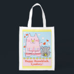 Sac Réutilisable Hanoukka Happy Chat and Mouse<br><div class="desc">Hanoukka Happy Chat and Mouse, sac blanc à 2 faces. Tous les éléments de conception peuvent être modifiés. Tout texte modifiable peut être supprimé et remplacé par votre propre message. Utilisez la couleur, la taille et le style de police préférés. Joyeux Hanoukka/Chanukah ! Style : Devenez écolo de sac réutilisable...</div>
